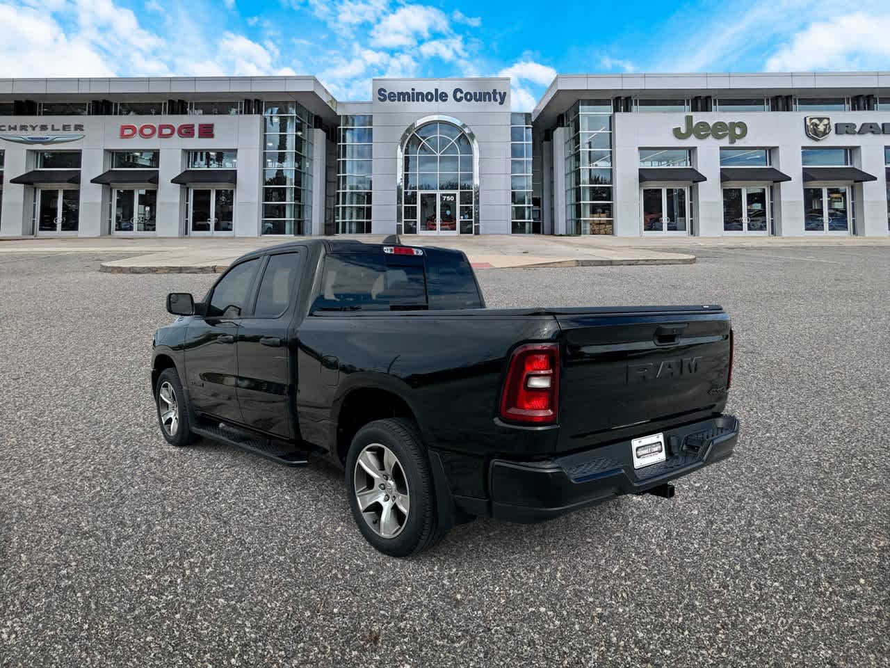 RAM 1500 Tradesman Quad Cab 4x4 de 2025 con caja de 6'4'