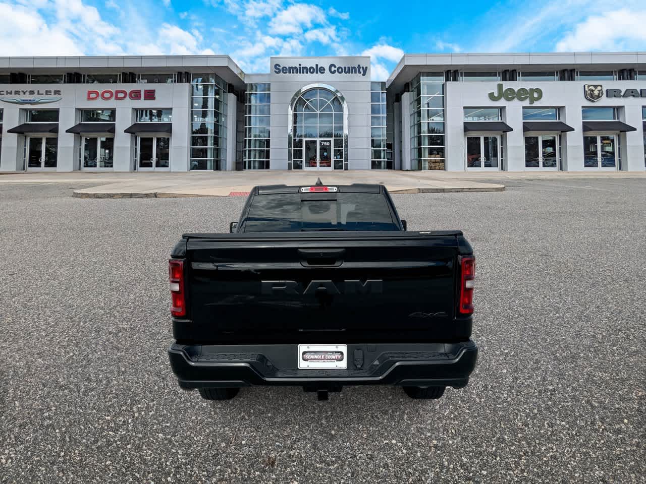 RAM 1500 Tradesman Quad Cab 4x4 de 2025 con caja de 6'4'