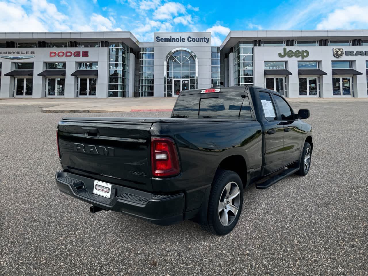 RAM 1500 Tradesman Quad Cab 4x4 de 2025 con caja de 6'4'