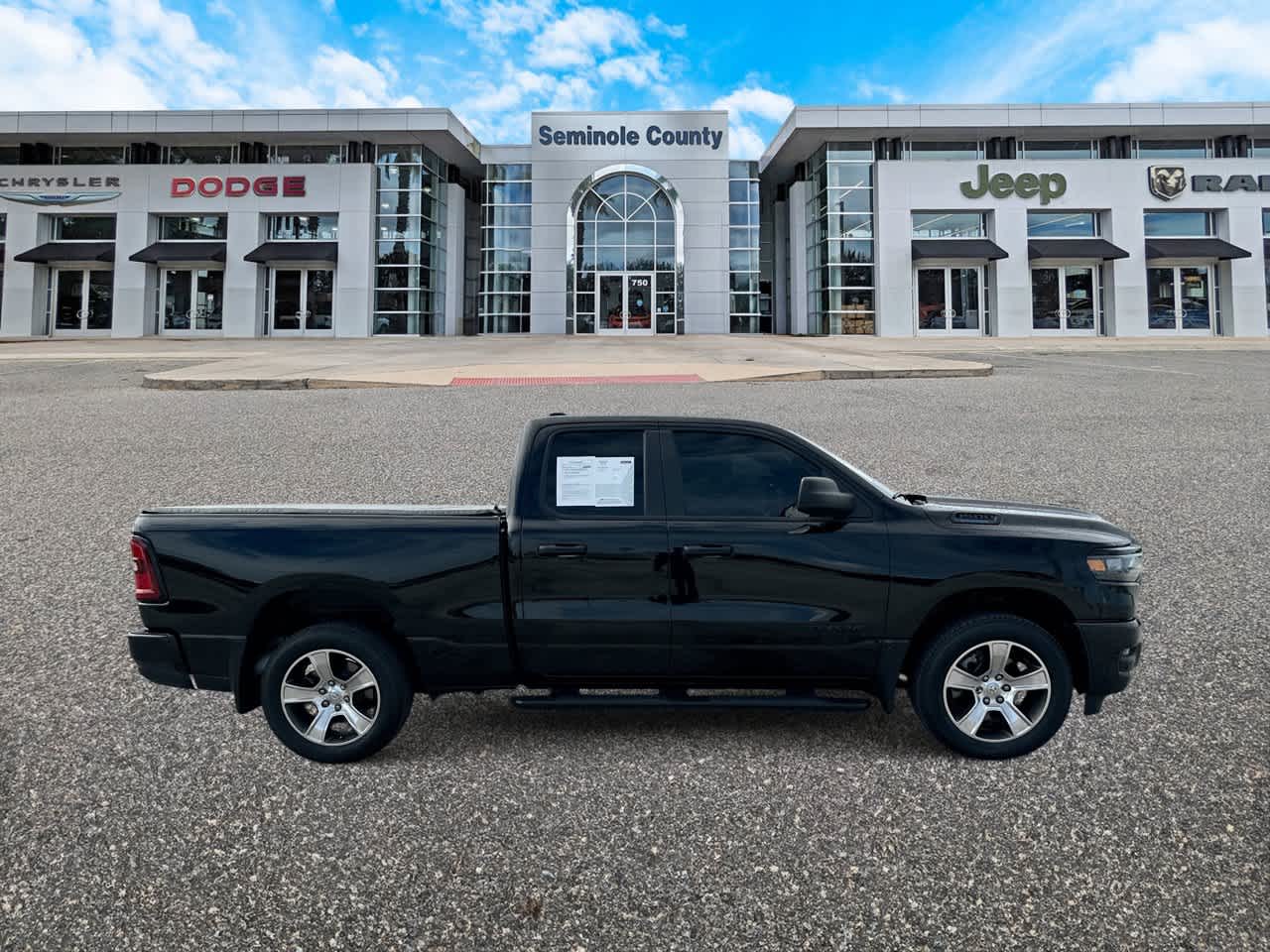 RAM 1500 Tradesman Quad Cab 4x4 de 2025 con caja de 6'4'