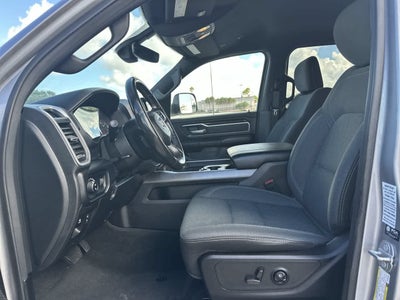 RAM 1500 Big Horn Crew Cab 4x4 de 2021 con caja de 5'7'