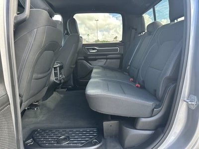 RAM 1500 Big Horn Crew Cab 4x4 de 2021 con caja de 5'7'