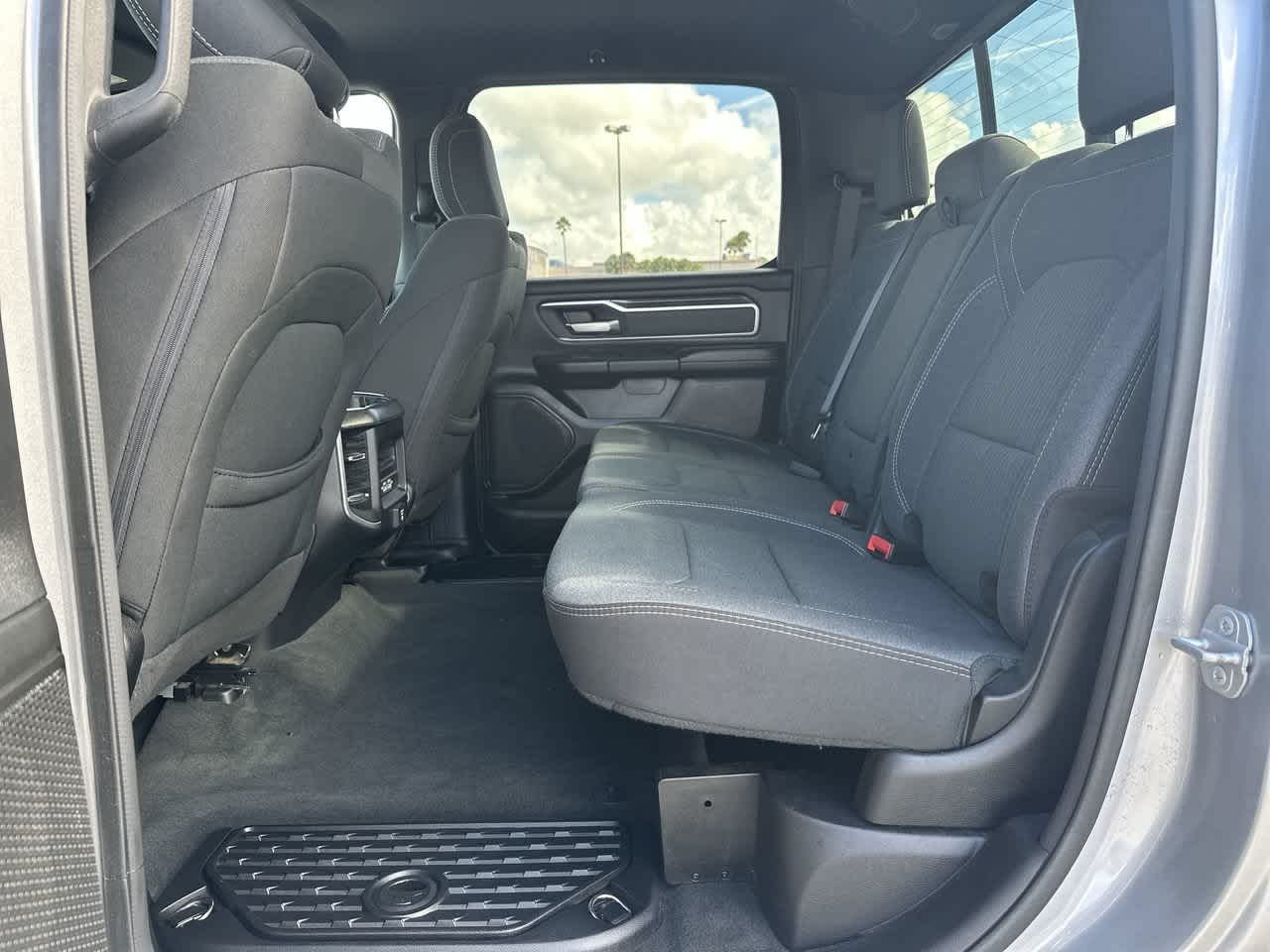 RAM 1500 Big Horn Crew Cab 4x4 de 2021 con caja de 5'7'