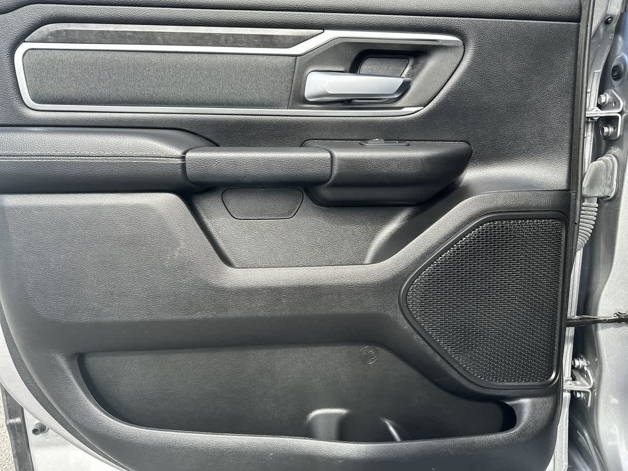 RAM 1500 Big Horn Crew Cab 4x4 de 2021 con caja de 5'7'
