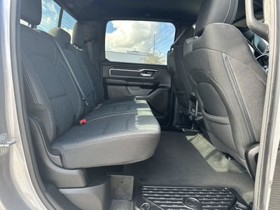 RAM 1500 Big Horn Crew Cab 4x4 de 2021 con caja de 5'7'