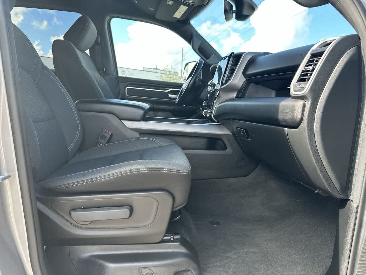 RAM 1500 Big Horn Crew Cab 4x4 de 2021 con caja de 5'7'