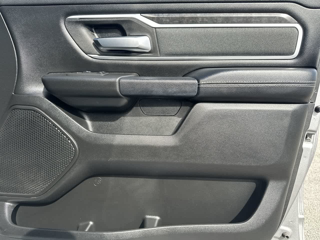 RAM 1500 Big Horn Crew Cab 4x4 de 2021 con caja de 5'7'