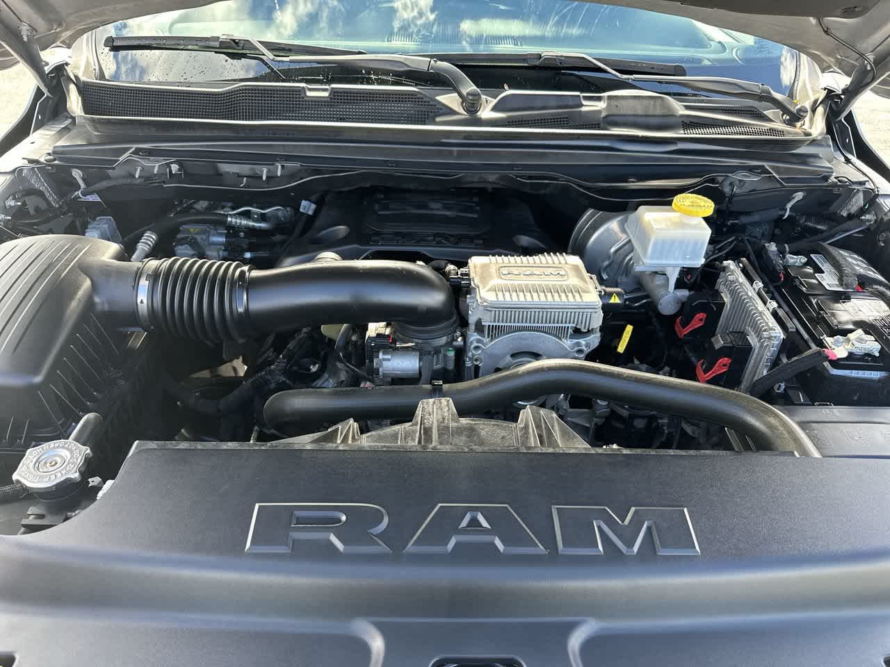 RAM 1500 Big Horn Crew Cab 4x4 de 2021 con caja de 5'7'