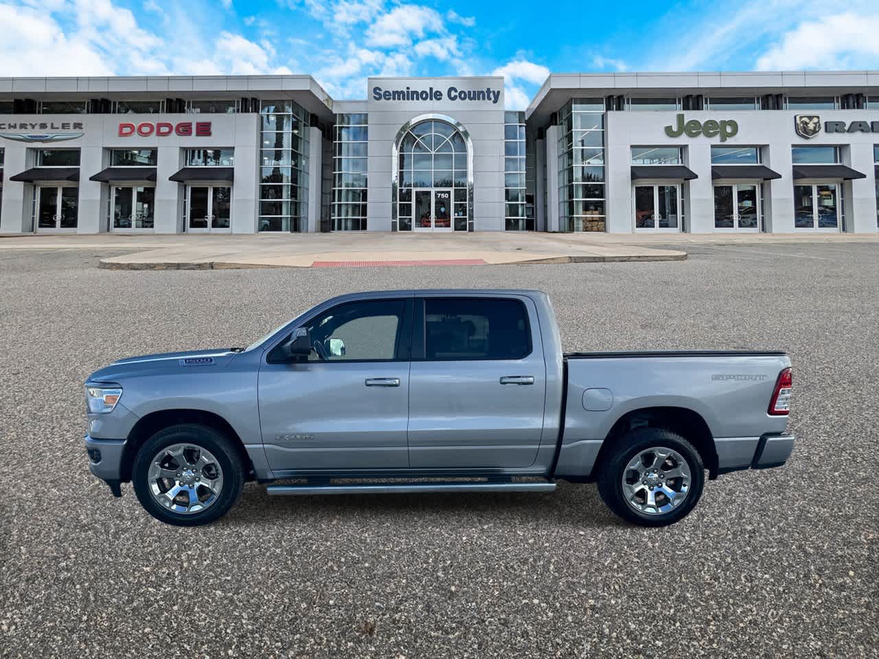 RAM 1500 Big Horn Crew Cab 4x4 de 2021 con caja de 5'7'