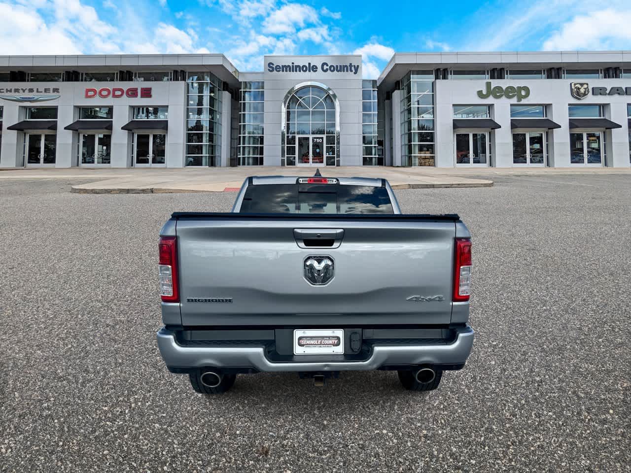 RAM 1500 Big Horn Crew Cab 4x4 de 2021 con caja de 5'7'
