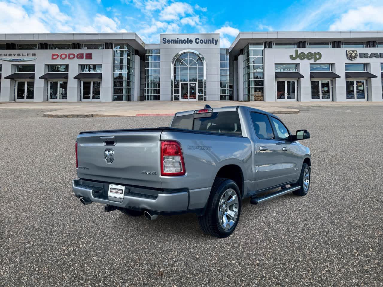 RAM 1500 Big Horn Crew Cab 4x4 de 2021 con caja de 5'7'