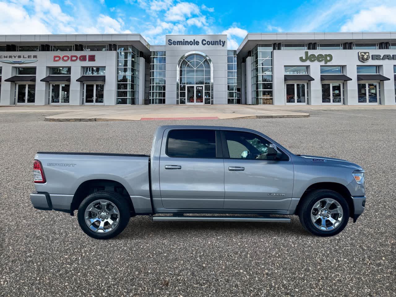 RAM 1500 Big Horn Crew Cab 4x4 de 2021 con caja de 5'7'
