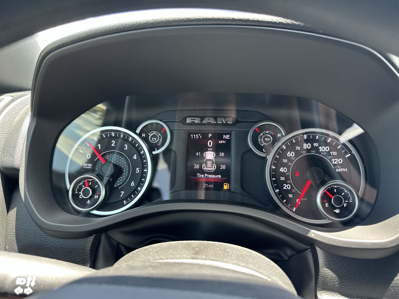 RAM 1500 del 2026, RAM 1500 TRADESMAN, cabina doble, 4x4, caja de 1,70 m