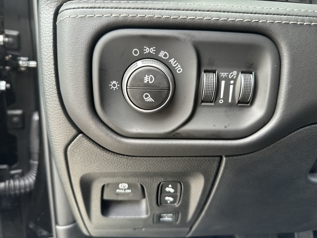 RAM 1500 de 2027, RAM 1500 LIMITED, cabina doble, 4x4, caja de 5'7'
