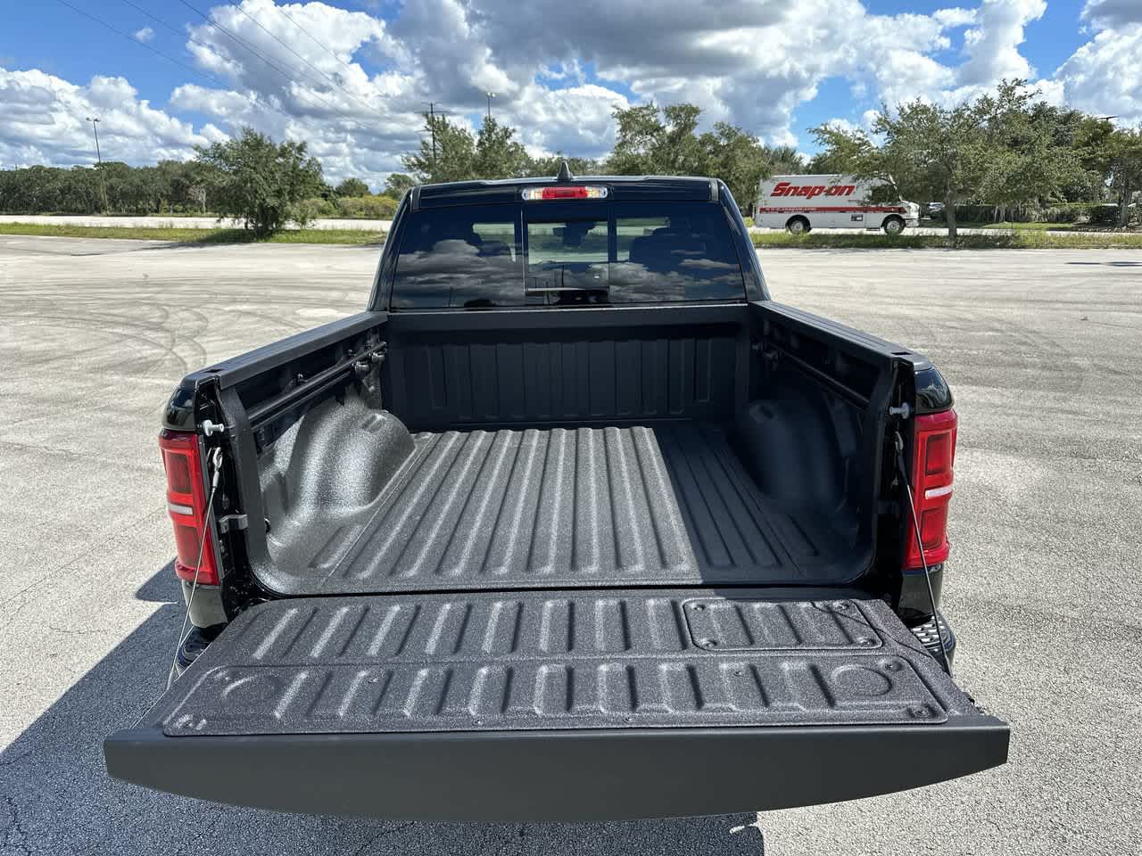 RAM 1500 de 2027, RAM 1500 LIMITED, cabina doble, 4x4, caja de 5'7'