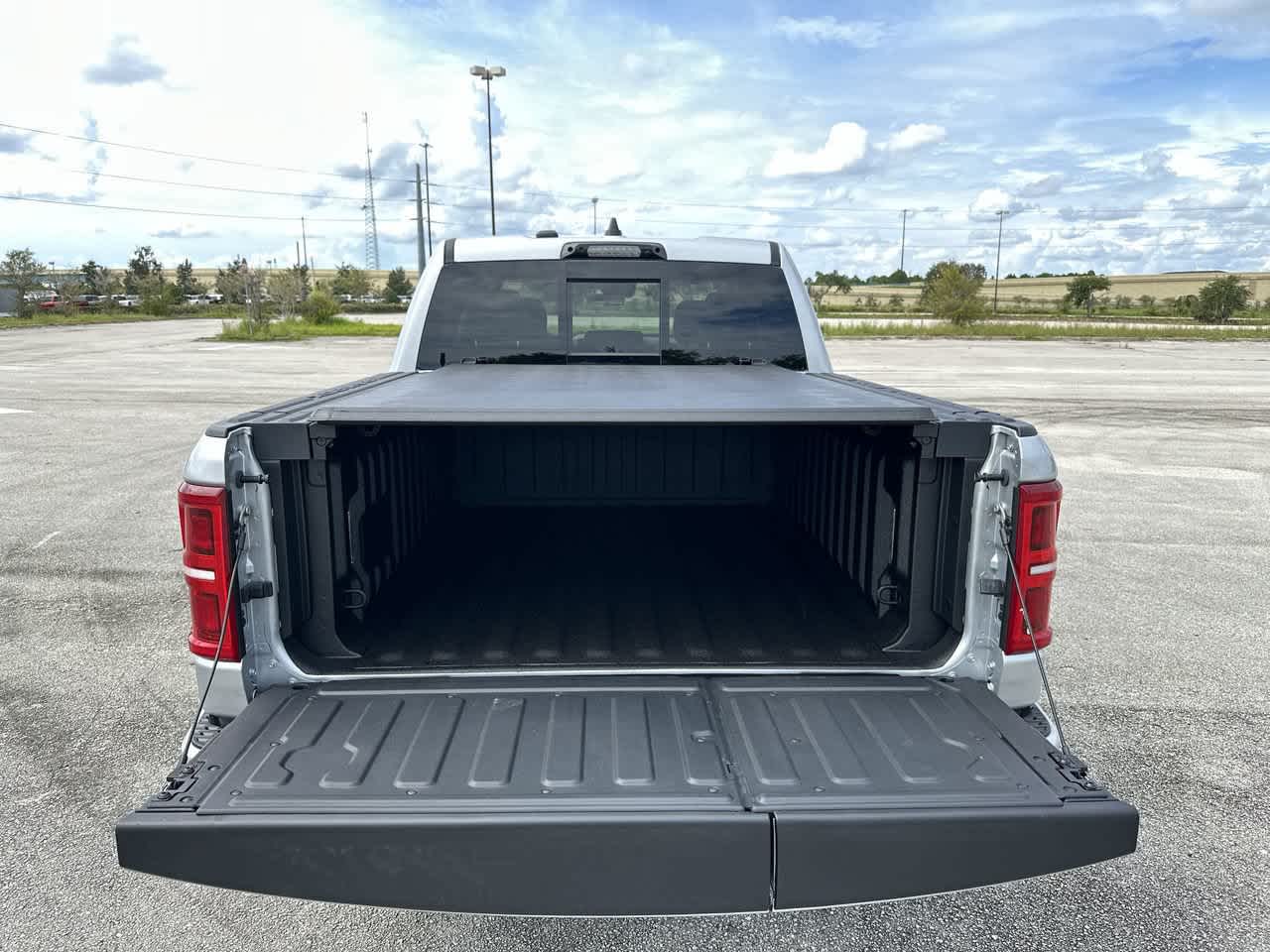RAM 1500 de 2027, RAM 1500 LIMITED LONGHORN, cabina doble, 4x4, caja de 5'7'