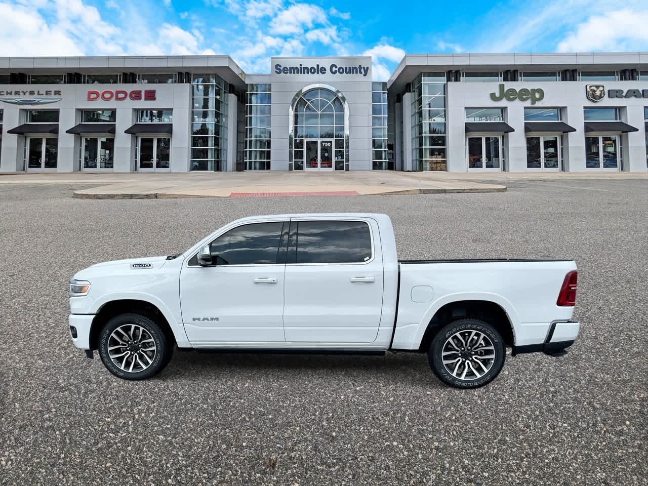 RAM 1500 de 2027, RAM 1500 LIMITED LONGHORN, cabina doble, 4x4, caja de 5'7'