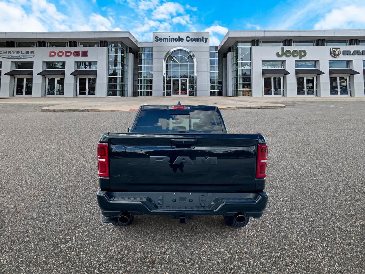 RAM 1500 de 2027, RAM 1500 LIMITED, cabina doble, 4x4, caja de 5'7'