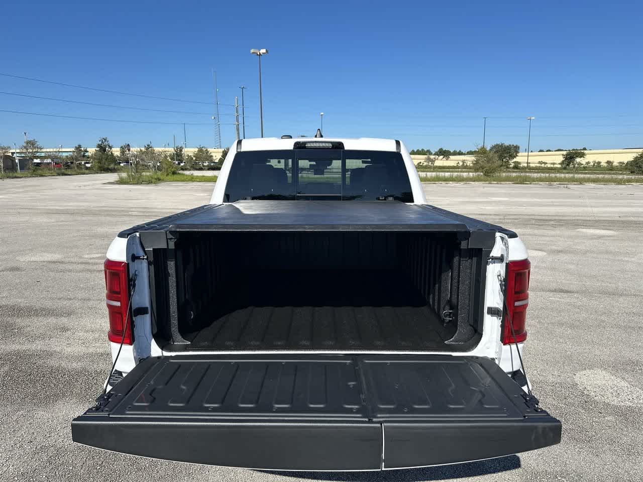 RAM 1500 de 2027, RAM 1500 LIMITED, cabina doble, 4x4, caja de 5'7'