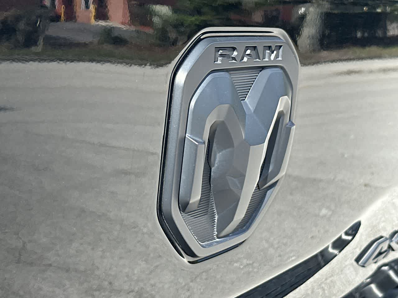 RAM 1500 Limited Crew Cab 4x4 de 2023 con caja de 5'7'