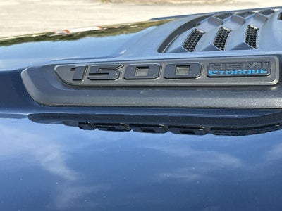 RAM 1500 Limited Crew Cab 4x4 de 2023 con caja de 5'7'