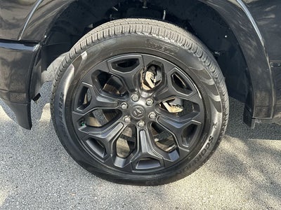 RAM 1500 Limited Crew Cab 4x4 de 2023 con caja de 5'7'