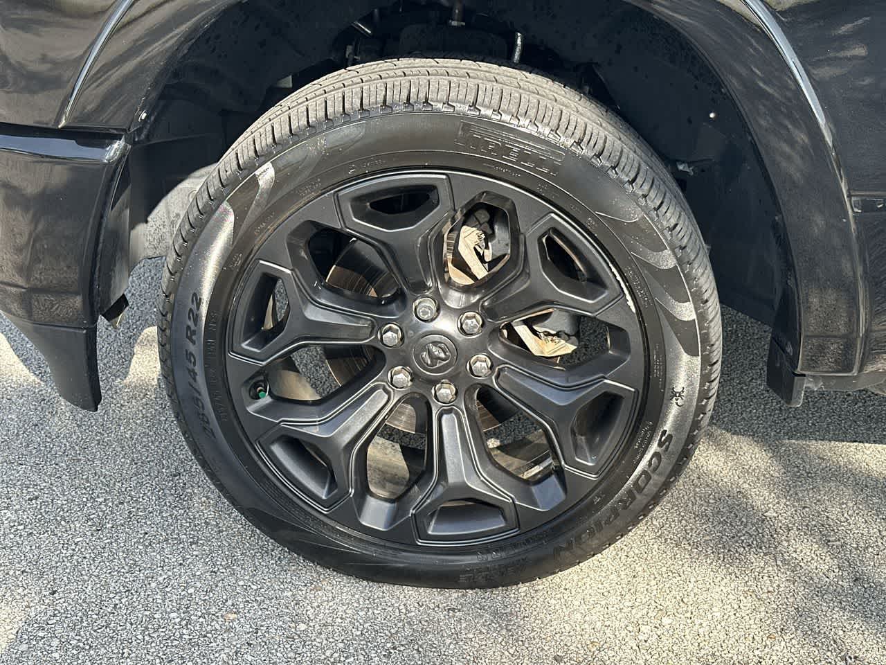 RAM 1500 Limited Crew Cab 4x4 de 2023 con caja de 5'7'