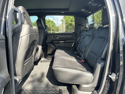 RAM 1500 Limited Crew Cab 4x4 de 2023 con caja de 5'7'