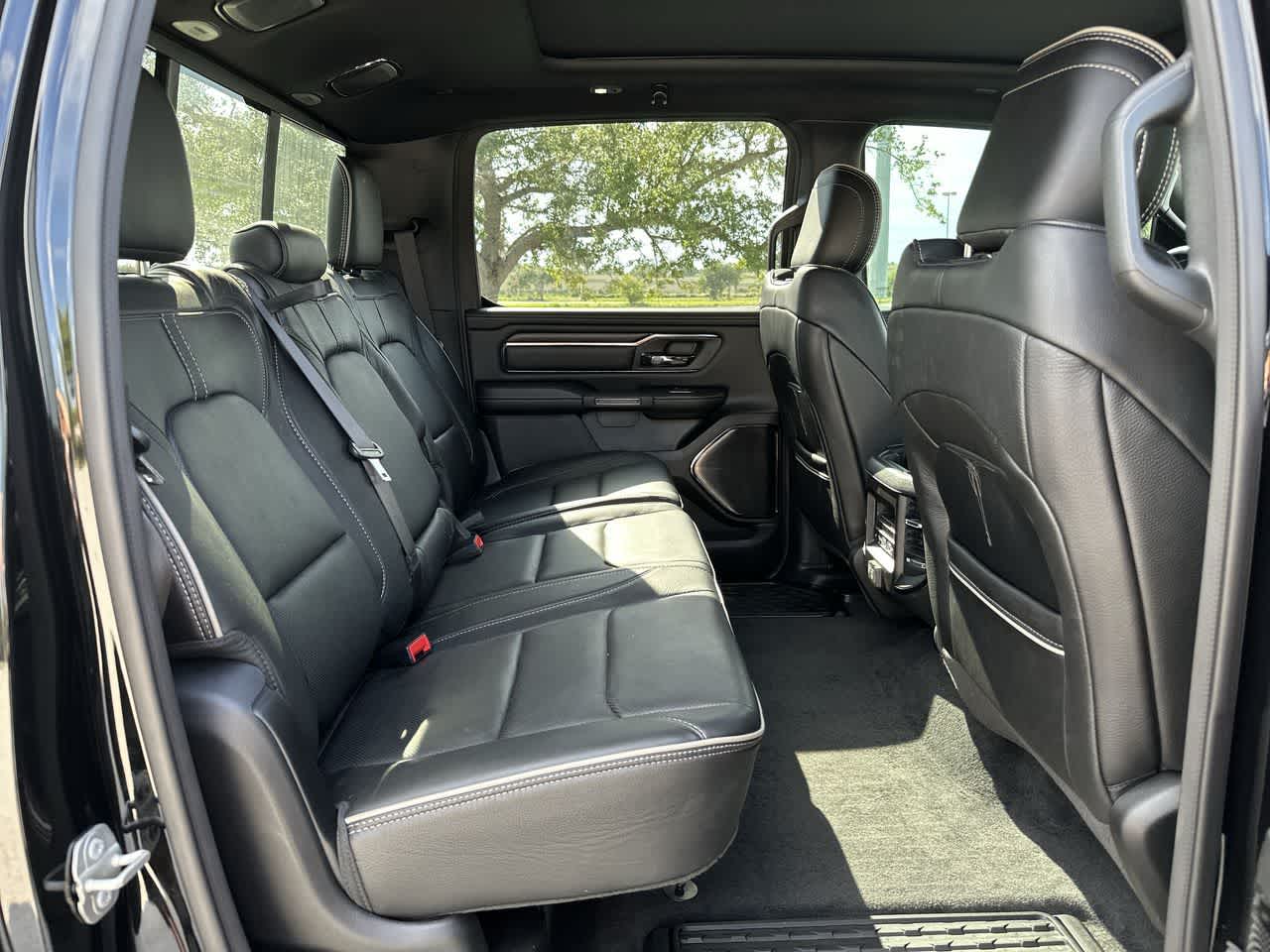 RAM 1500 Limited Crew Cab 4x4 de 2023 con caja de 5'7'