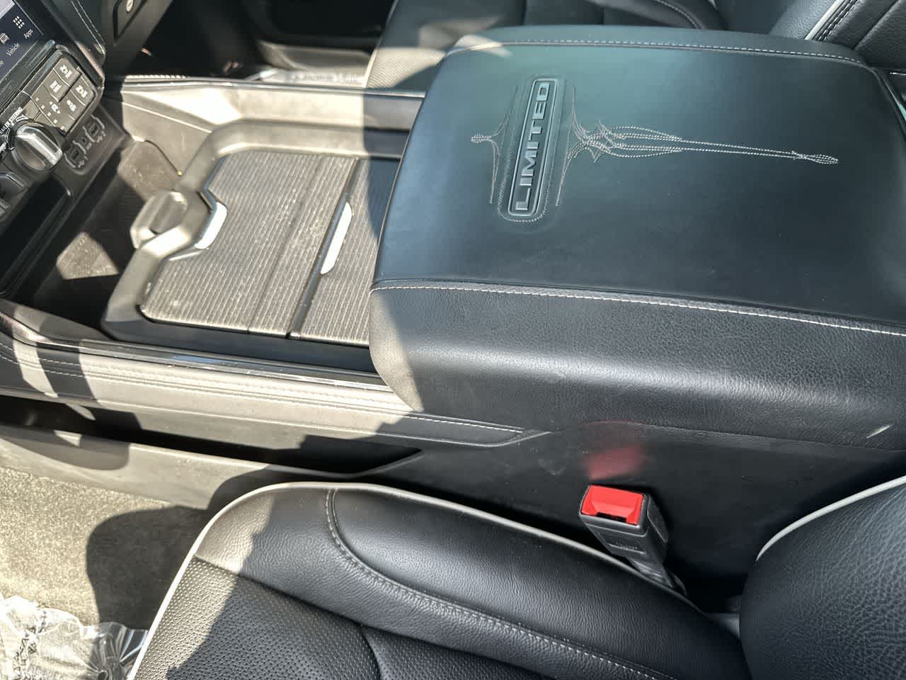 RAM 1500 Limited Crew Cab 4x4 de 2023 con caja de 5'7'