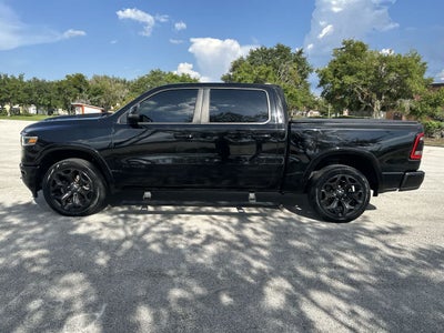 RAM 1500 Limited Crew Cab 4x4 de 2023 con caja de 5'7'