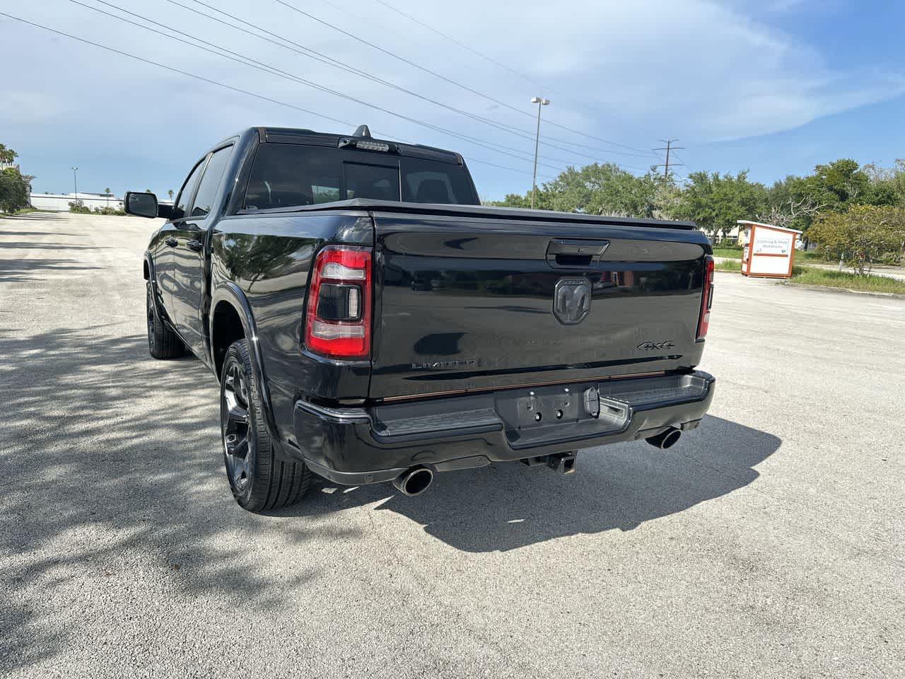 RAM 1500 Limited Crew Cab 4x4 de 2023 con caja de 5'7'
