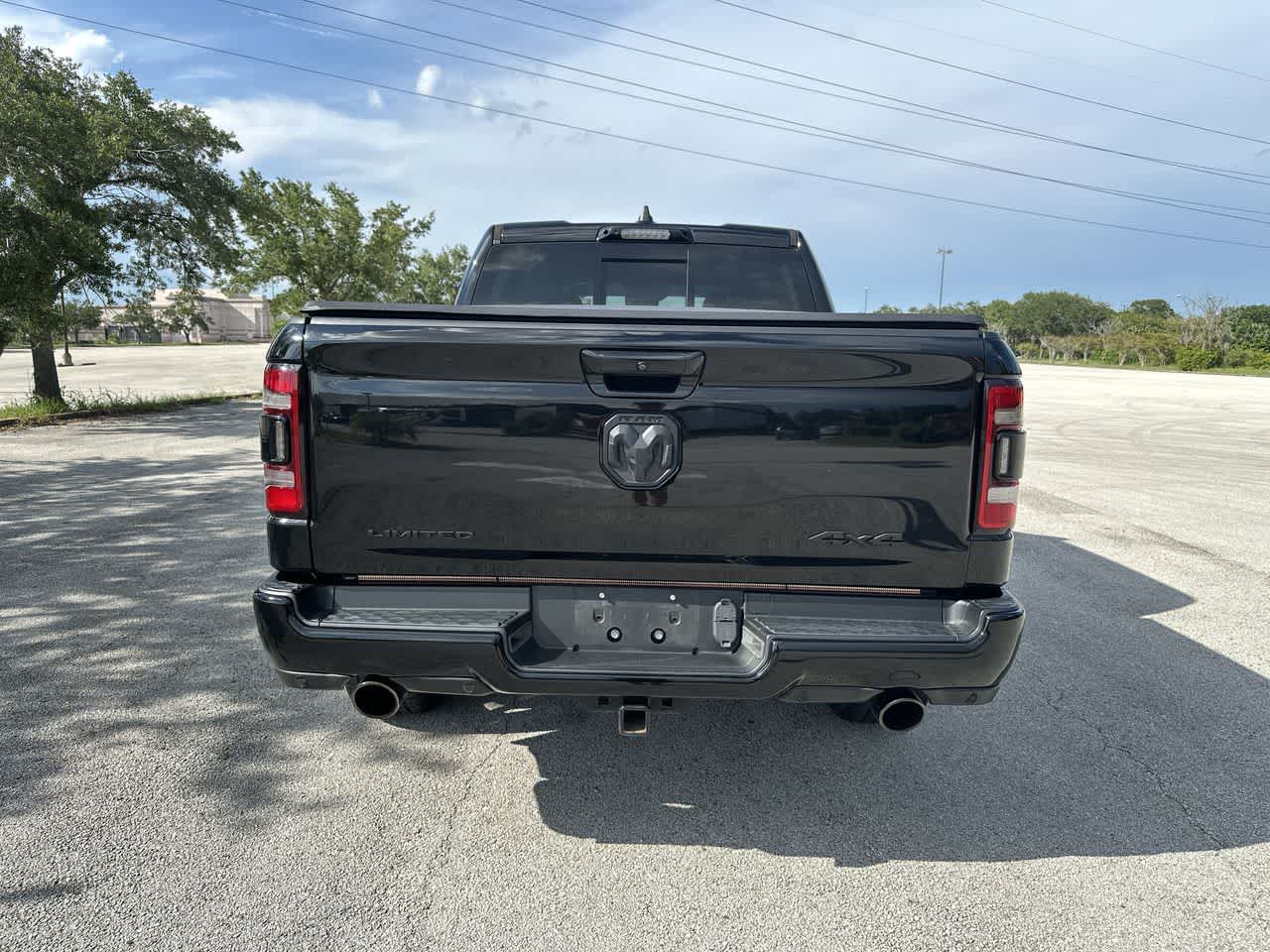 RAM 1500 Limited Crew Cab 4x4 de 2023 con caja de 5'7'