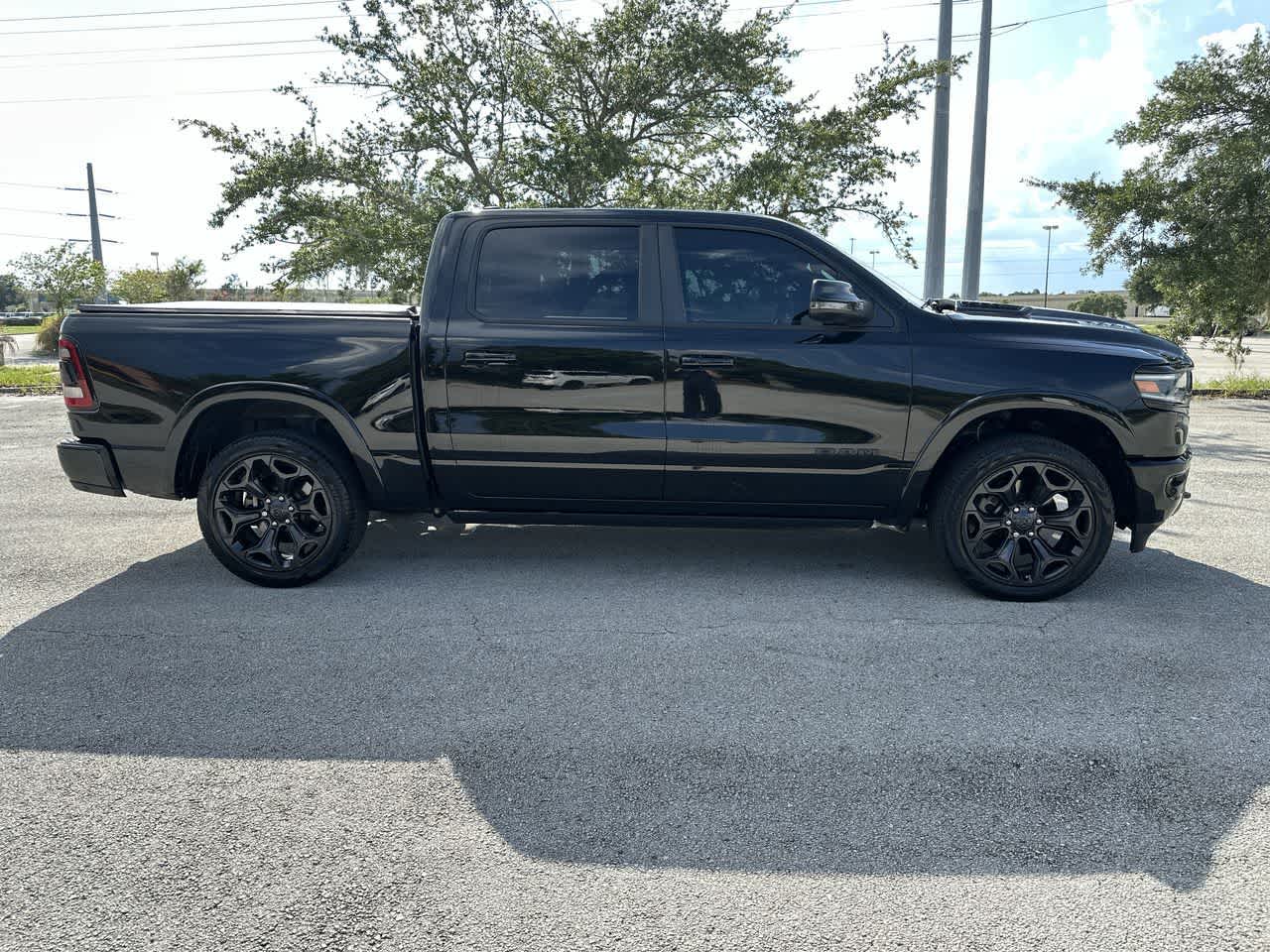 RAM 1500 Limited Crew Cab 4x4 de 2023 con caja de 5'7'