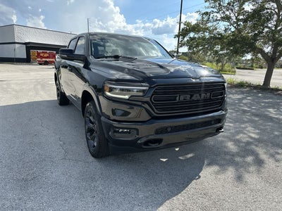 RAM 1500 Limited Crew Cab 4x4 de 2023 con caja de 5'7'