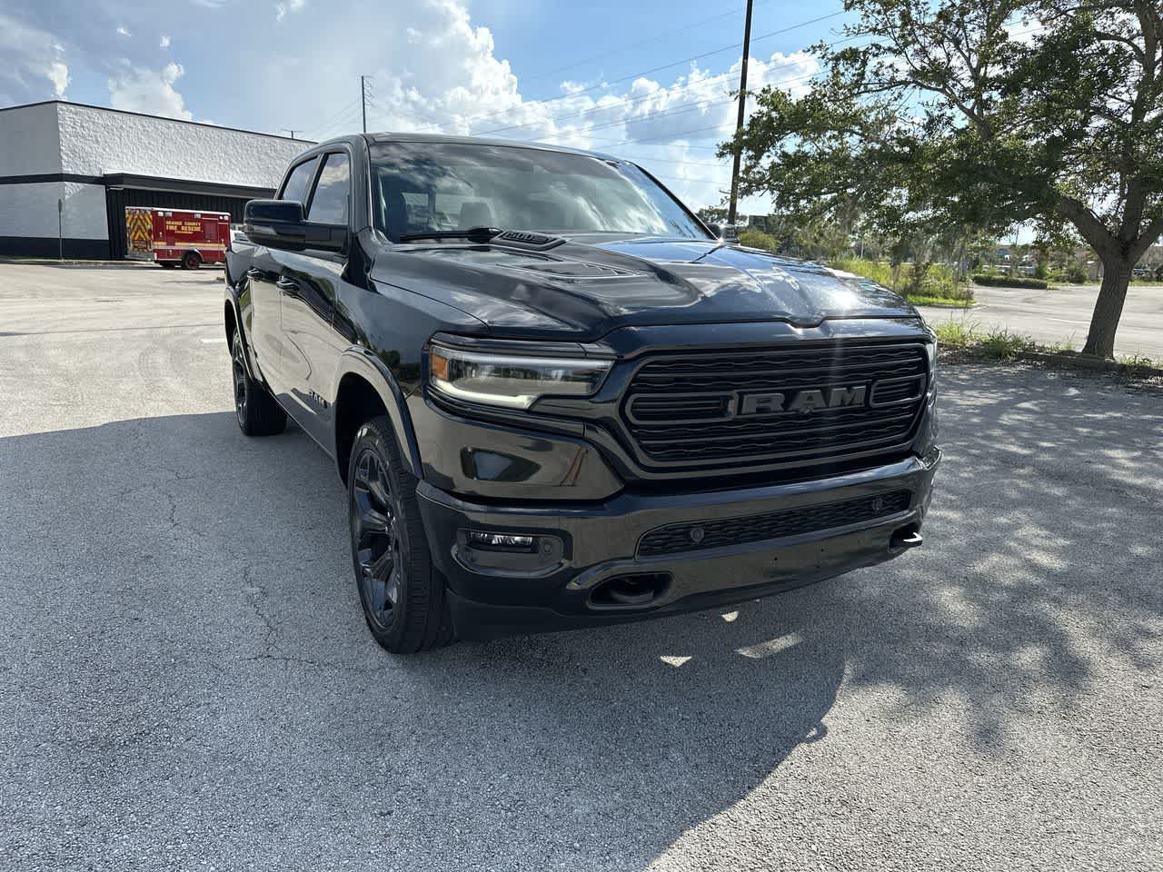 RAM 1500 Limited Crew Cab 4x4 de 2023 con caja de 5'7'