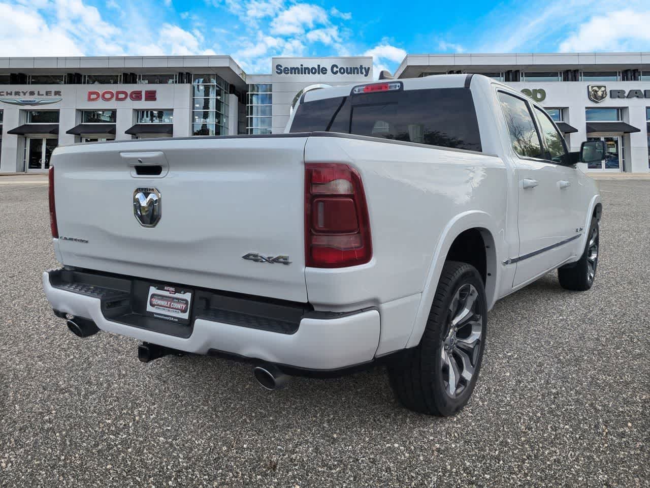 RAM 1500 Limited Crew Cab 4x4 de 2024 con caja de 1,70 m