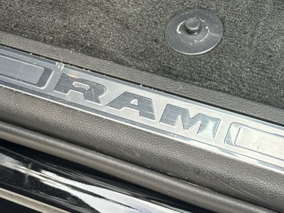 RAM 1500 Limited Crew Cab 4x4 de 2023 con caja de 5'7'