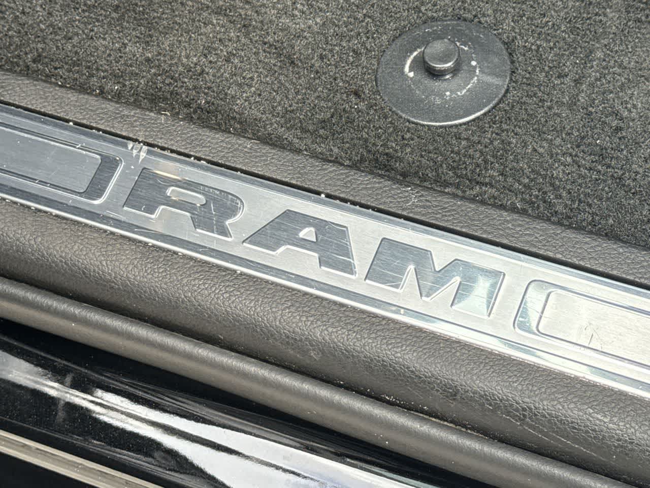 RAM 1500 Limited Crew Cab 4x4 de 2023 con caja de 5'7'
