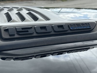 RAM 1500 Limited Crew Cab 4x4 de 2023 con caja de 5'7'