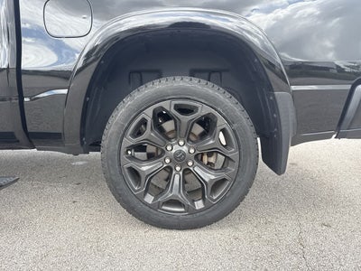 RAM 1500 Limited Crew Cab 4x4 de 2023 con caja de 5'7'
