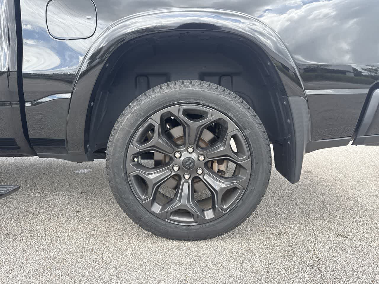 RAM 1500 Limited Crew Cab 4x4 de 2023 con caja de 5'7'