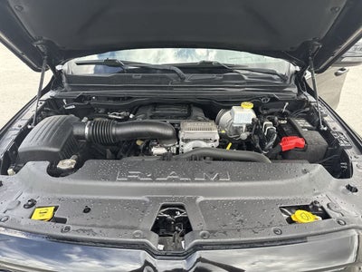 RAM 1500 Limited Crew Cab 4x4 de 2023 con caja de 5'7'