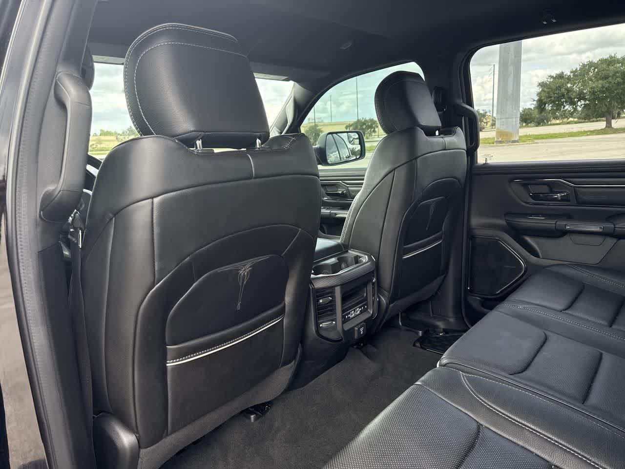 RAM 1500 Limited Crew Cab 4x4 de 2023 con caja de 5'7'