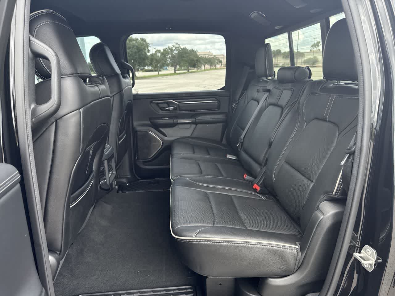 RAM 1500 Limited Crew Cab 4x4 de 2023 con caja de 5'7'