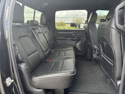 RAM 1500 Limited Crew Cab 4x4 de 2023 con caja de 5'7'