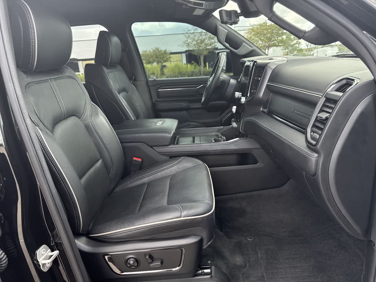 RAM 1500 Limited Crew Cab 4x4 de 2023 con caja de 5'7'