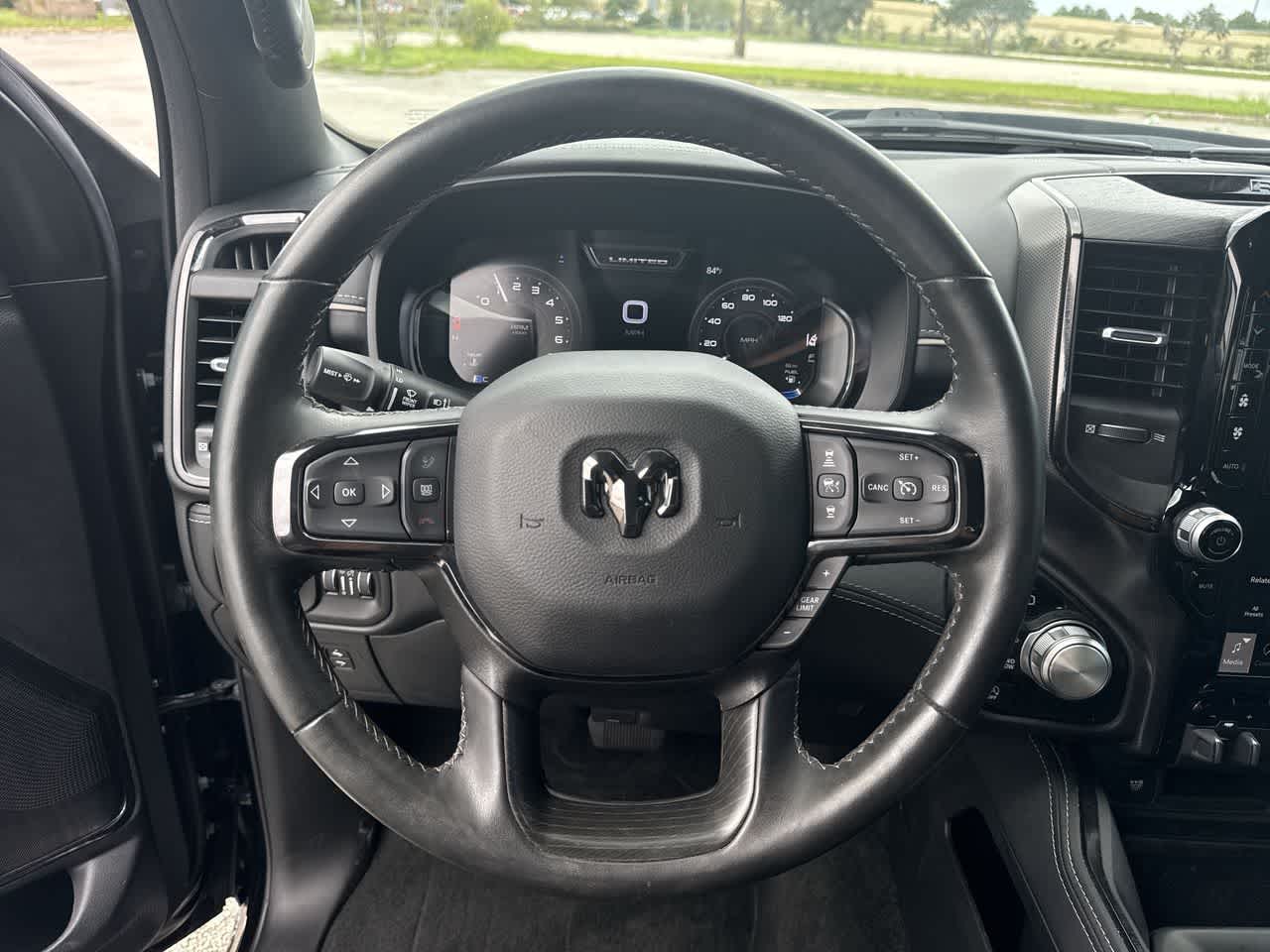 RAM 1500 Limited Crew Cab 4x4 de 2023 con caja de 5'7'