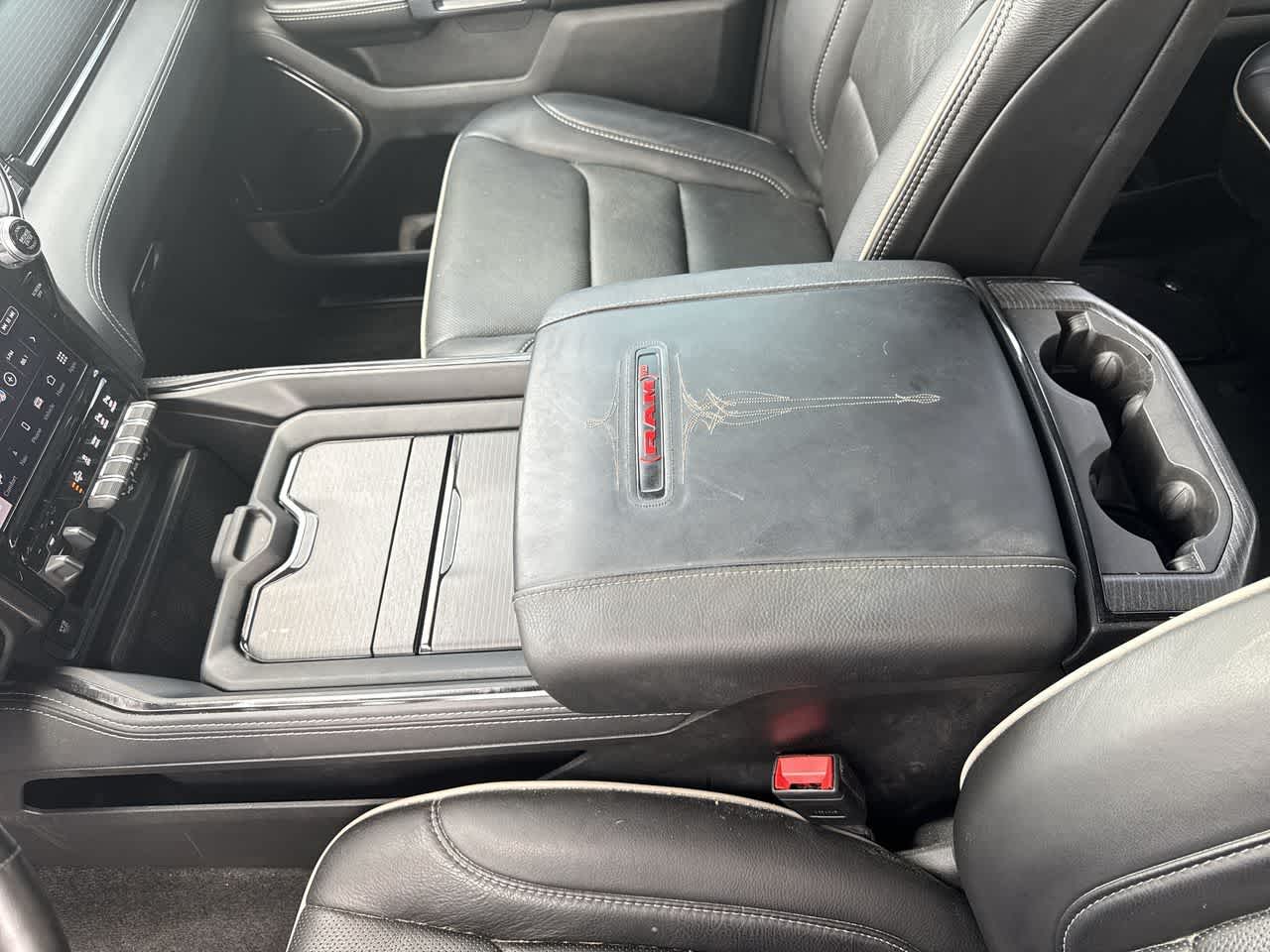 RAM 1500 Limited Crew Cab 4x4 de 2023 con caja de 5'7'