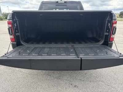 RAM 1500 Limited Crew Cab 4x4 de 2023 con caja de 5'7'